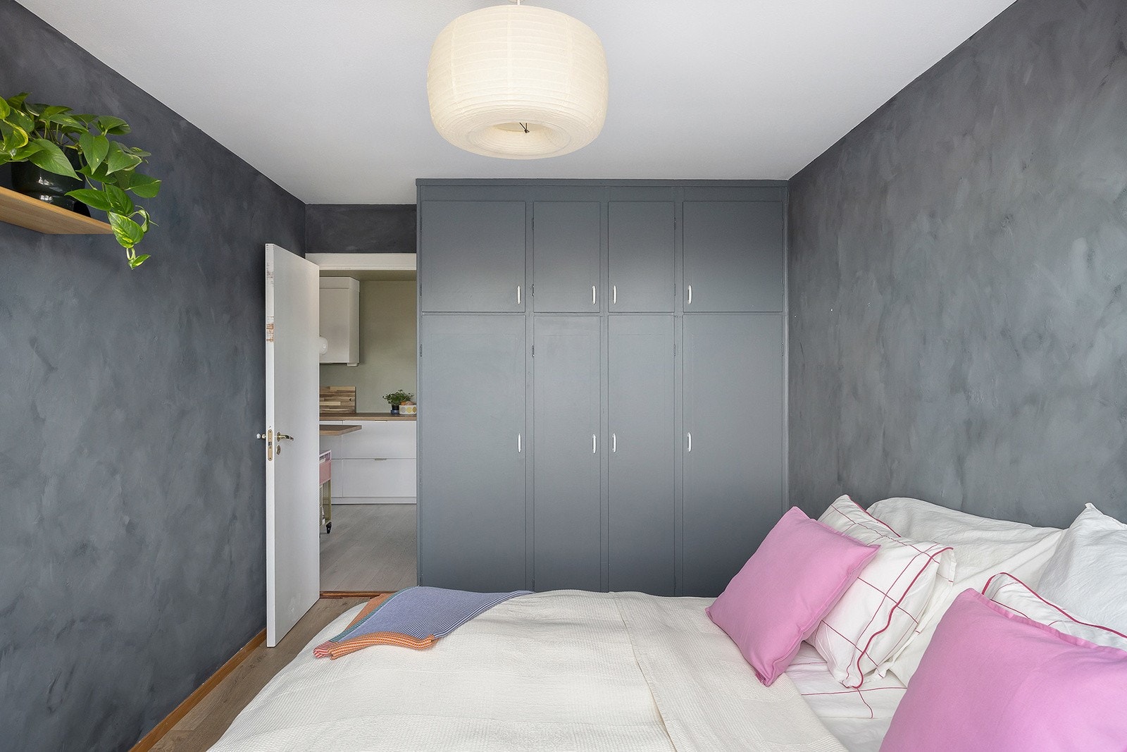 Soverommet har garderobeløsning for oppbevaring av klær Galleribilde