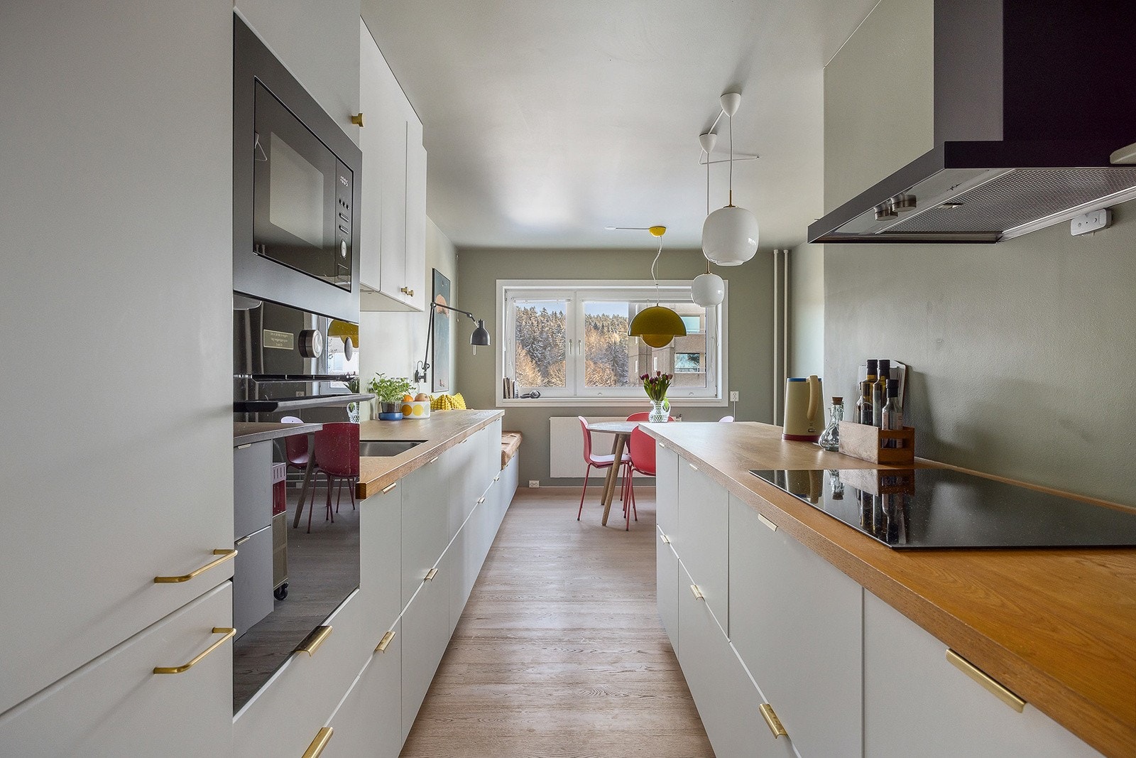 Det er integrerte hvitevarer som kjøl/fryseskap, oppvaskmaskin, microovn, stekeovn og induksjonstopp med komfyrvakt Galleribilde