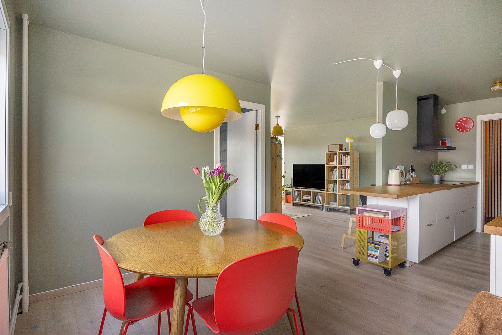 Spisestuen ligger mellom kjøkken og stuen. Her kan man ha spisebord med plass til hele familien Galleribilde