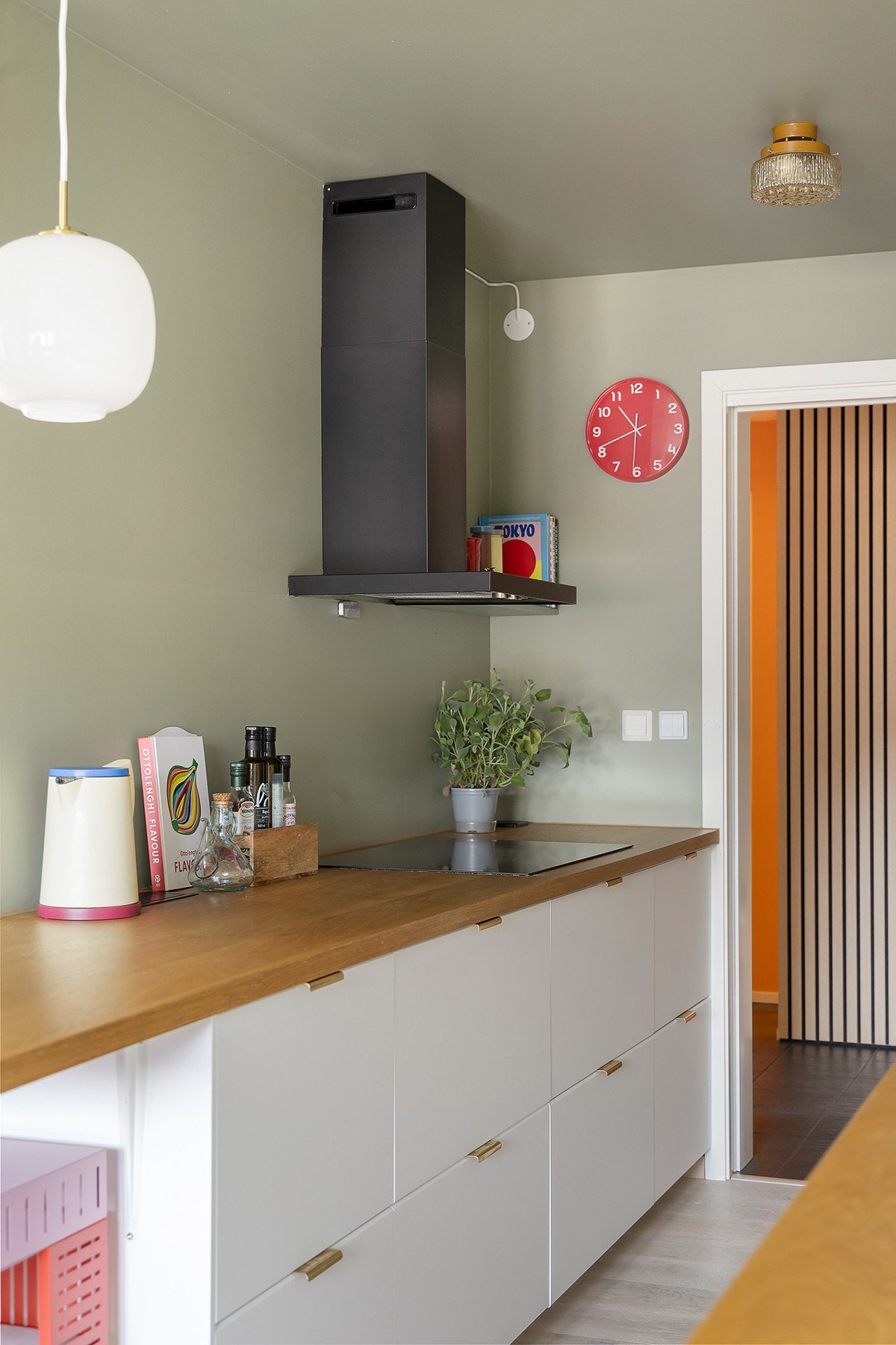 Kjøkkenet har innredning med glatte fronter og benkeplaten er av heltre med underlimt stålkum Galleribilde