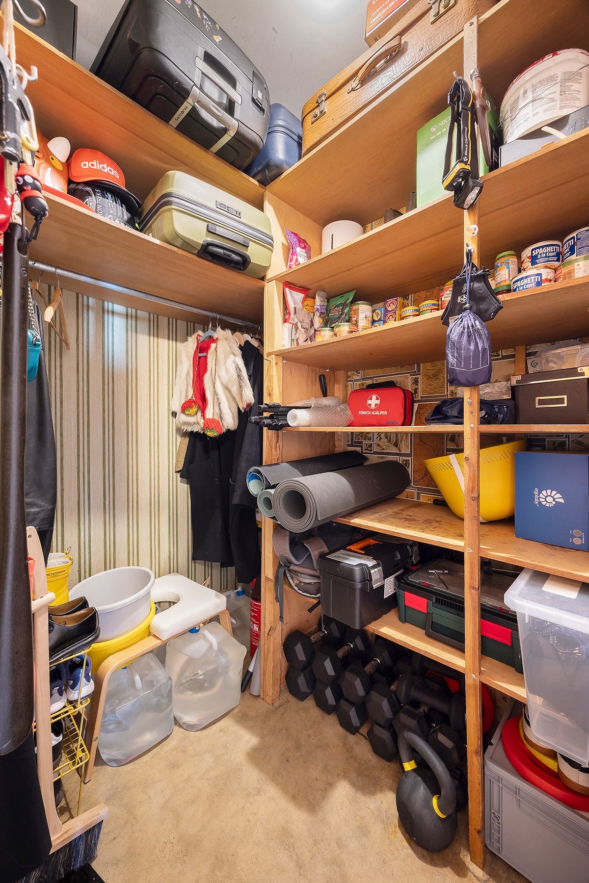 Innvendig bod i tilknytning til entréen Galleribilde