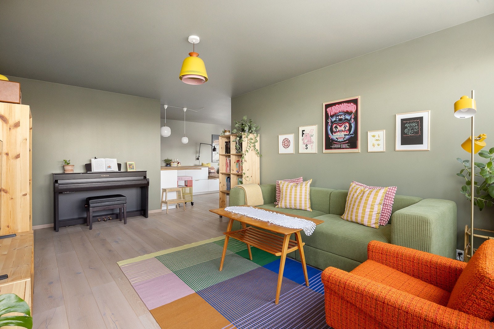 Lys og åpen stue med god plass til både salong og spisegruppe Galleribilde