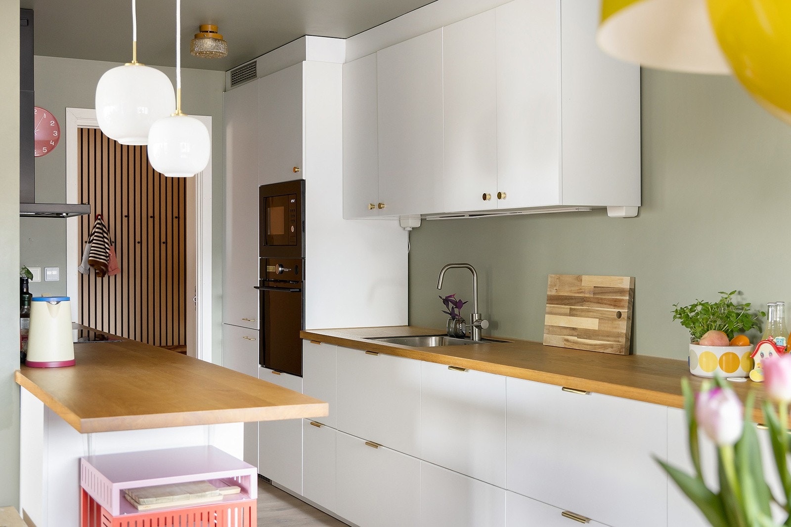 Her er det godt med skap- og benkeplass Galleribilde