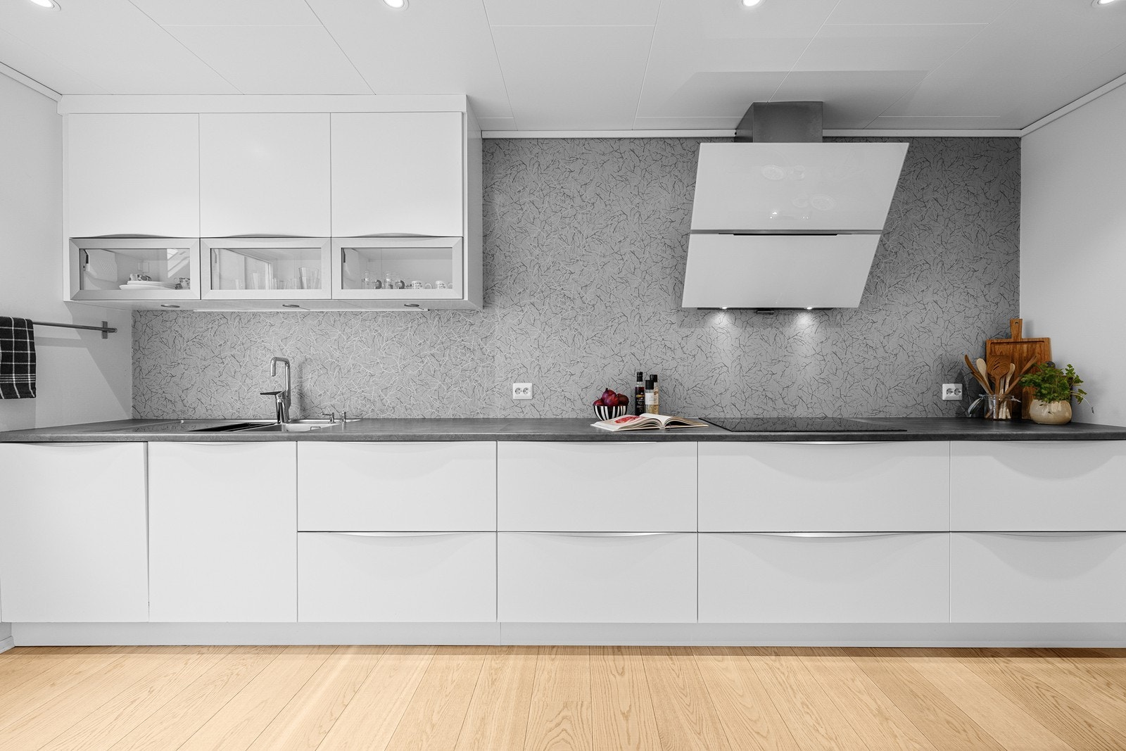 Tidløst kjøkken med rikelig med oppbevaring i skuffer og skap. Galleribilde