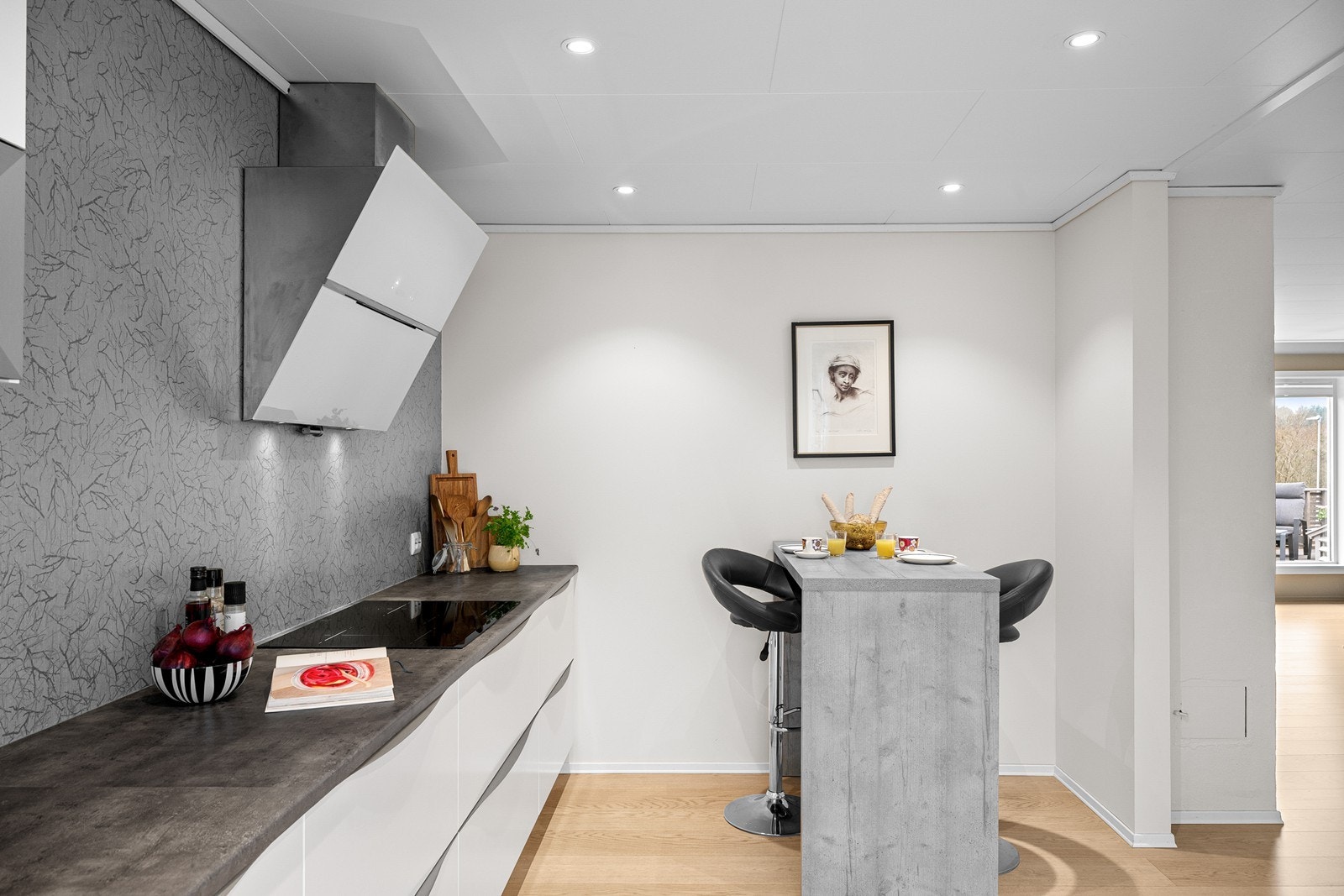 Delikalt løsning med god benkeplass, samt barløsning til enkle måltider. Galleribilde