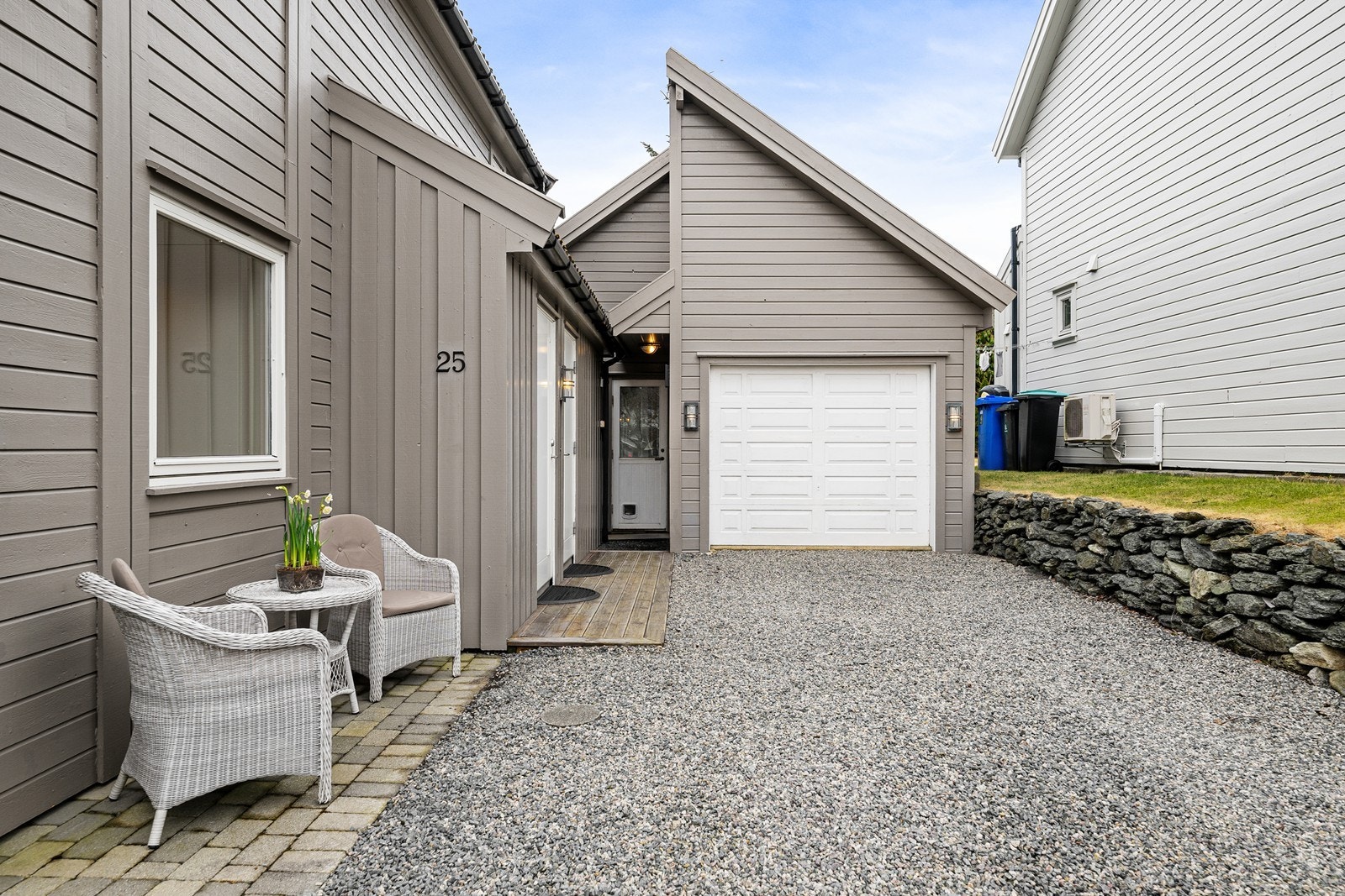 Garasjen har plass til en bil og har et godt hobbyrom, samt lagring på loft. Galleribilde