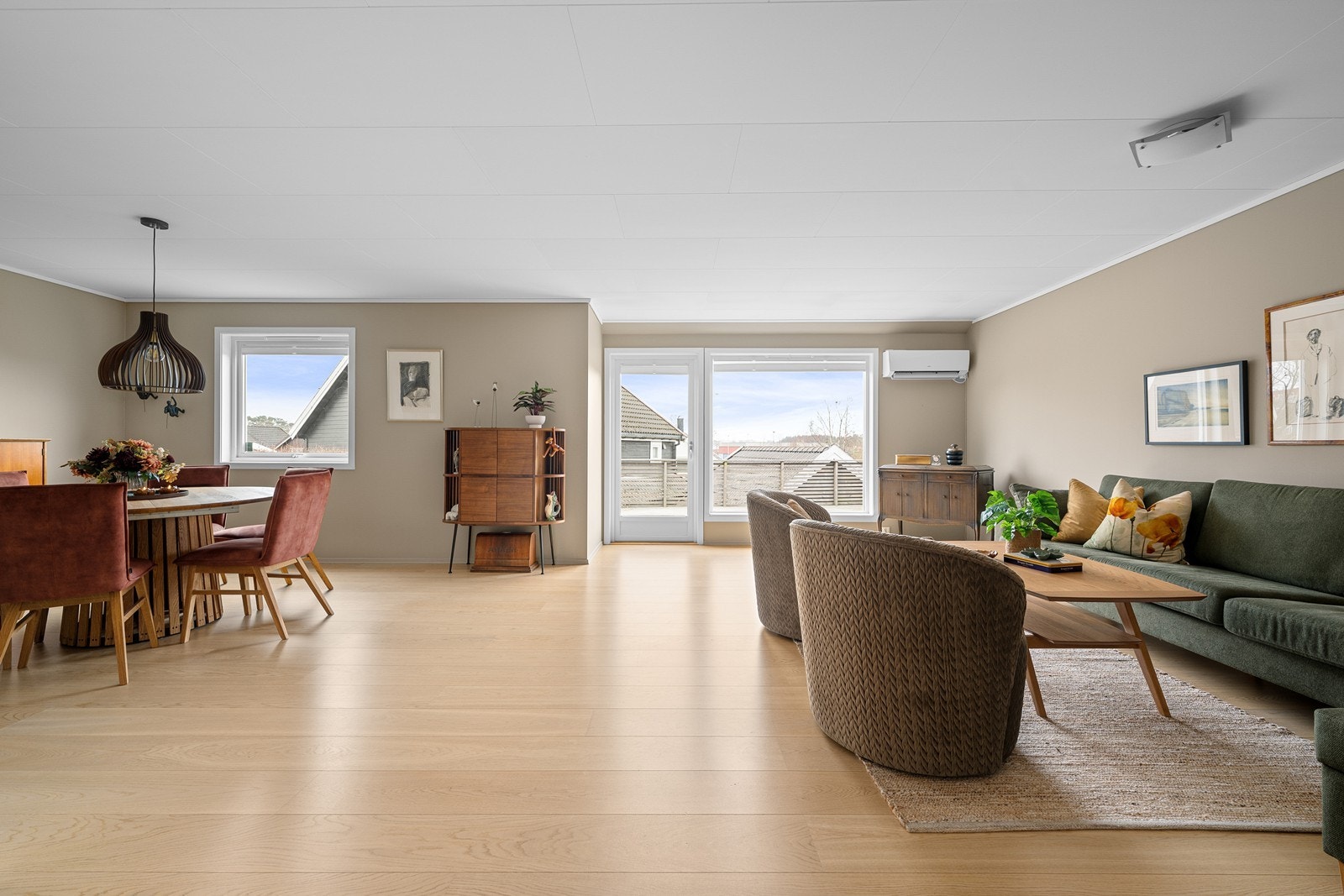 Lys og trivelig stue med store vindusflater i utsiktsretning. Galleribilde