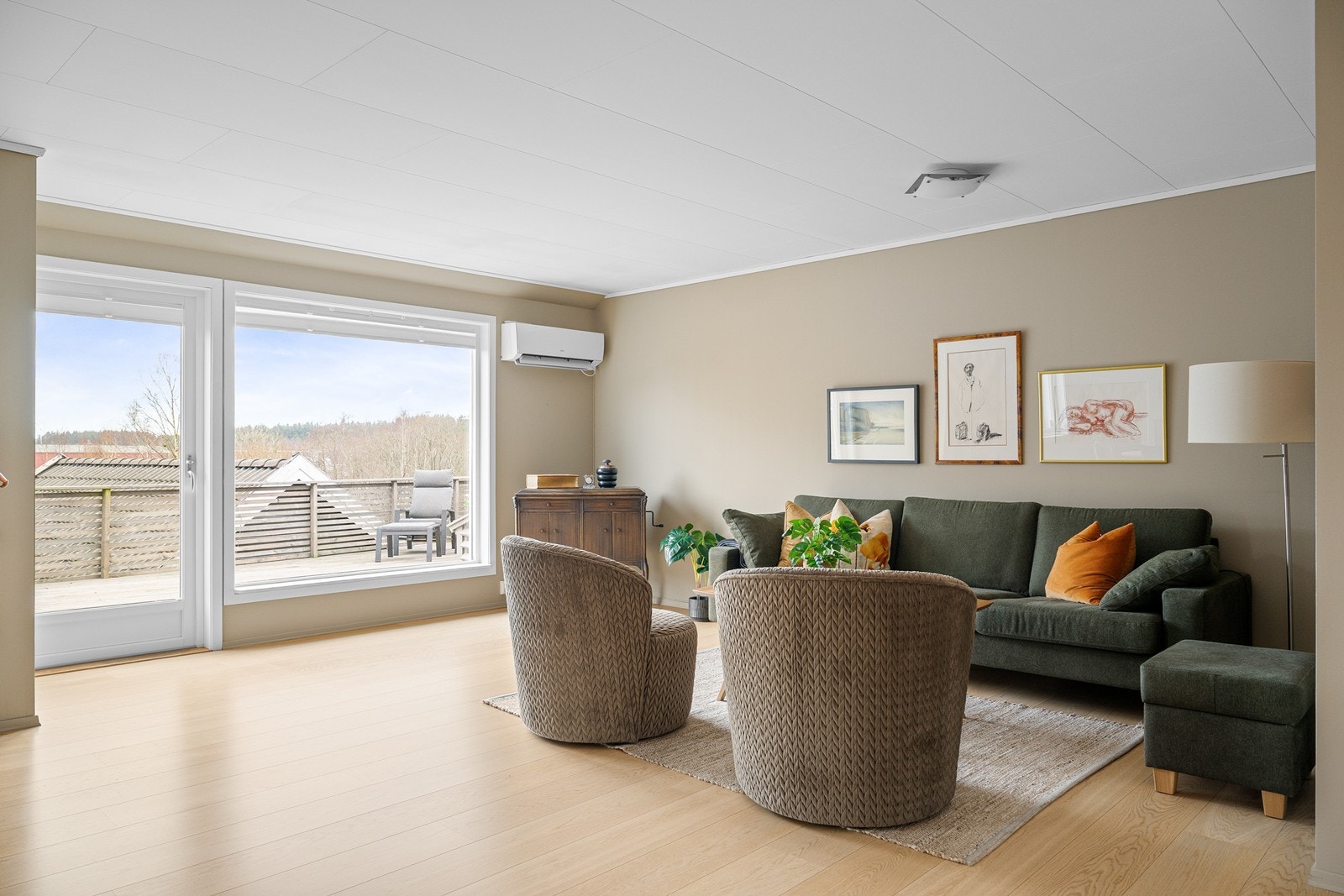 Vinduene og terrassedør har måltilpasset plisségardiner. Galleribilde