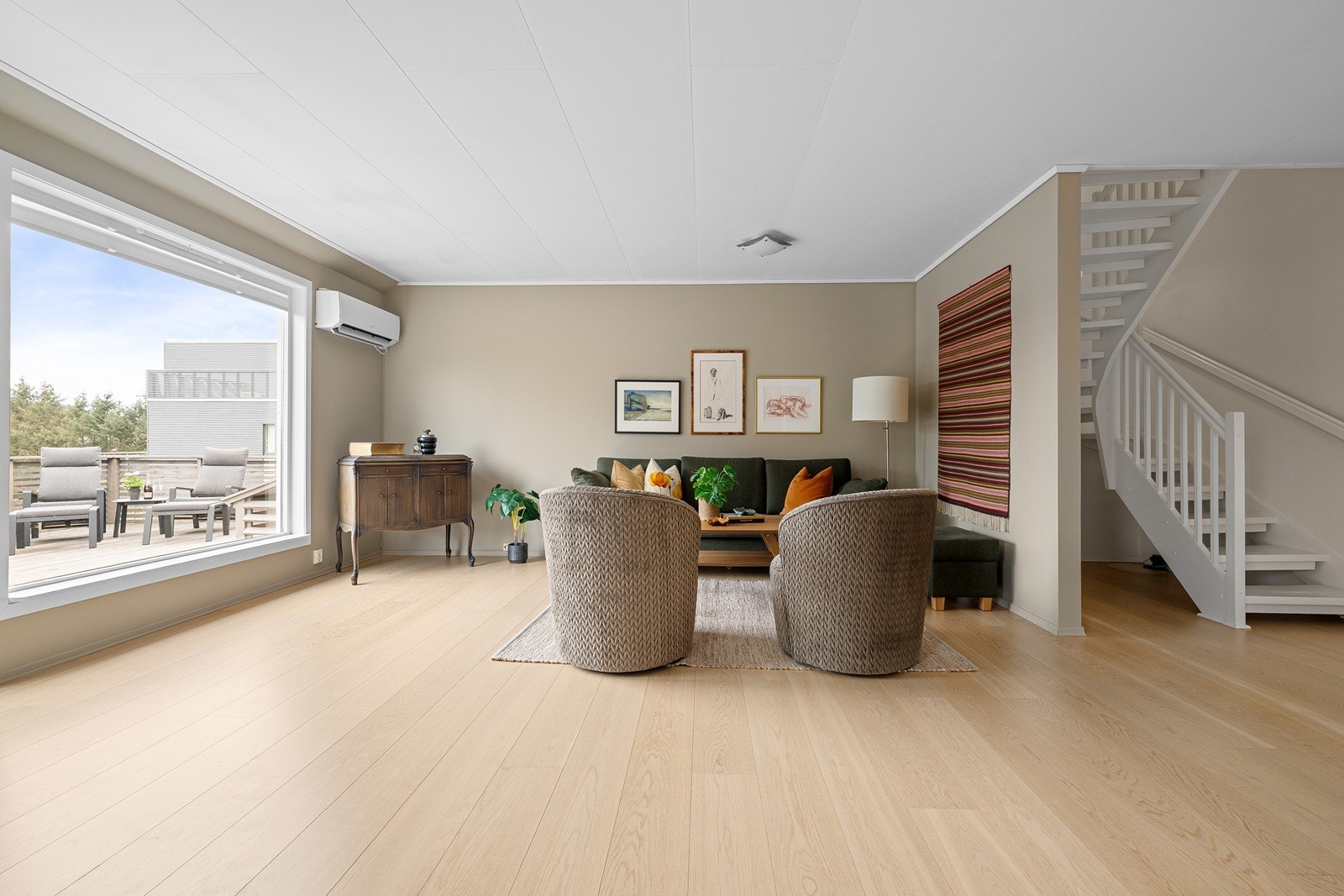 Som oppvarming er det varme i gulv i stue og varmepumpe. Galleribilde