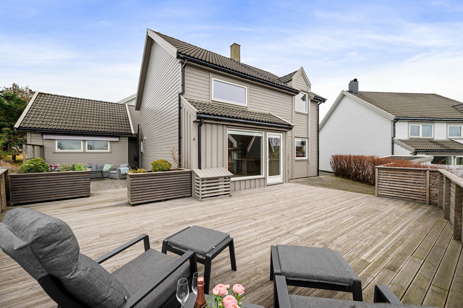 Velkommen til Theodor Dahls veg 25! Fint beliggende enebolig i ende av blindvei. Lettstelt uteområde med stor solrik terrasse. Foto: Truls Schaal / boligfoto_rogaland Galleribilde