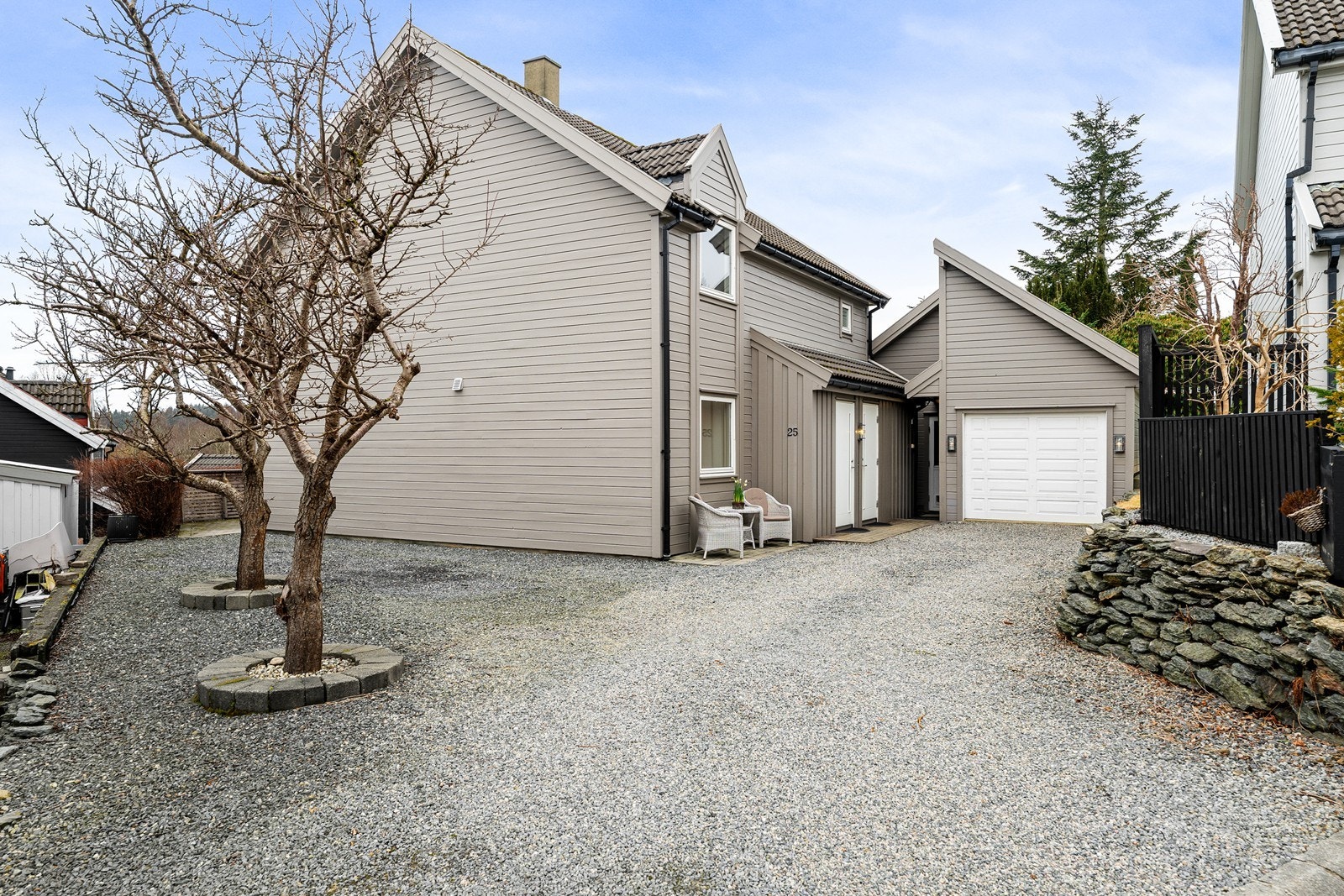 Parkering i gårdsrom og garasje - el-billader er montert og medfølger. Galleribilde