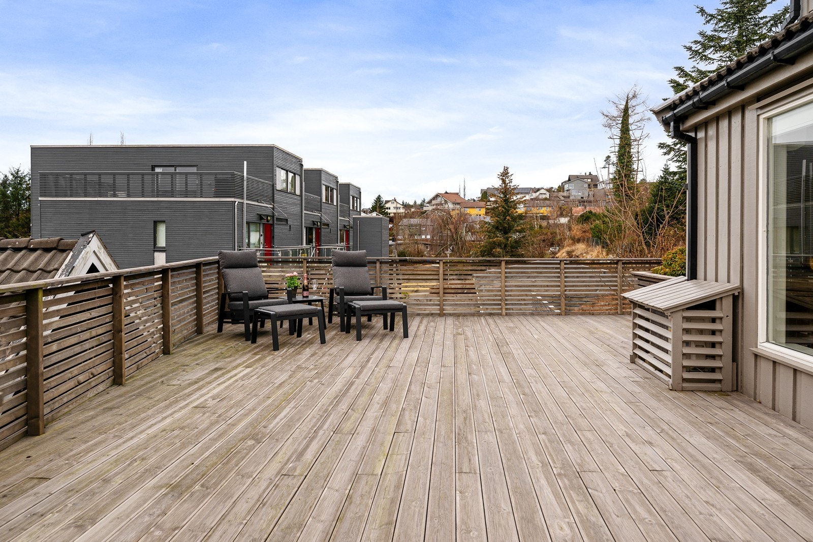 Stor terrasse med fin utsikt og gode solforhold. Galleribilde