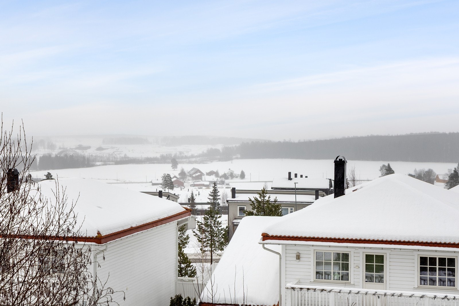 Utsikten fra eiendommen er til vakkert åkerlandskap og skogkledde åser. Galleribilde