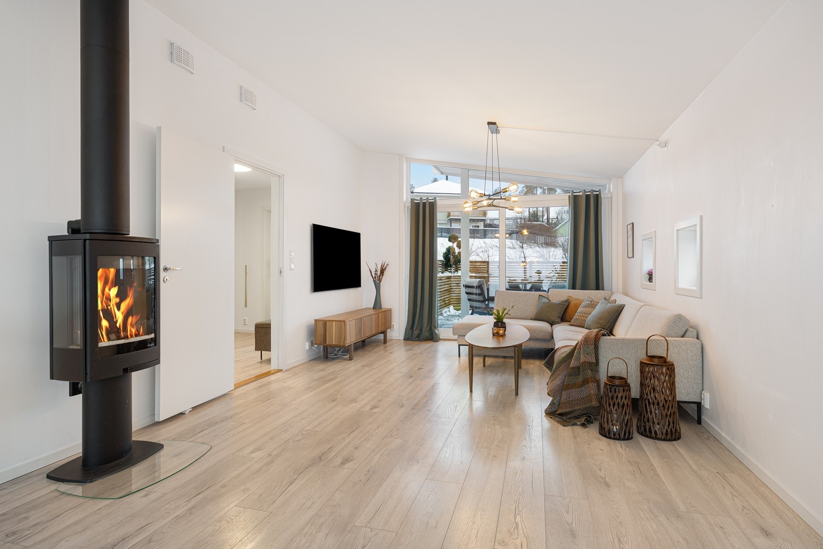 På hver sin side av rommet er det store skyvedører i glass. Galleribilde