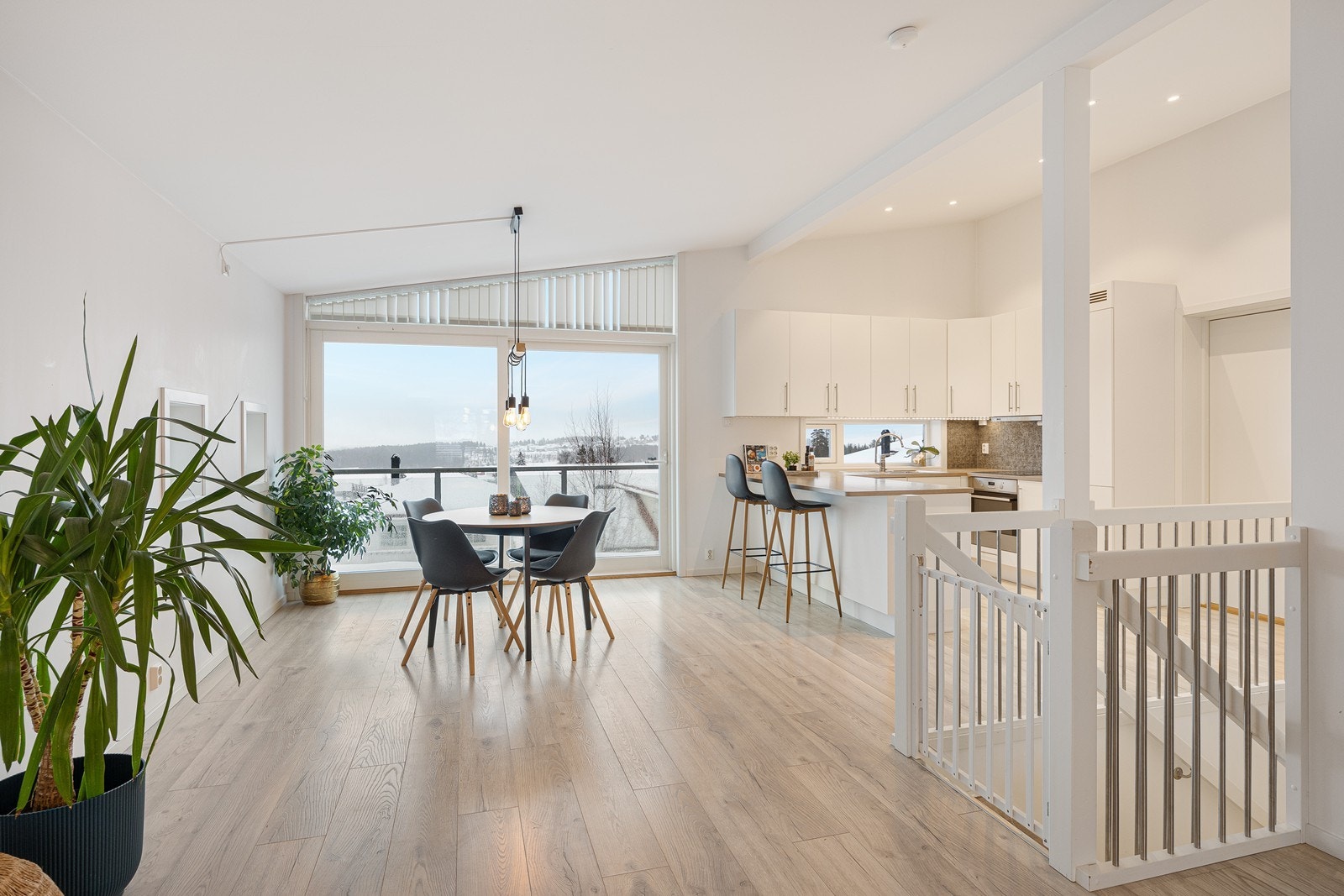 Ved kjøkkensonen er det naturlig plass til spisebordsmøblement. Galleribilde