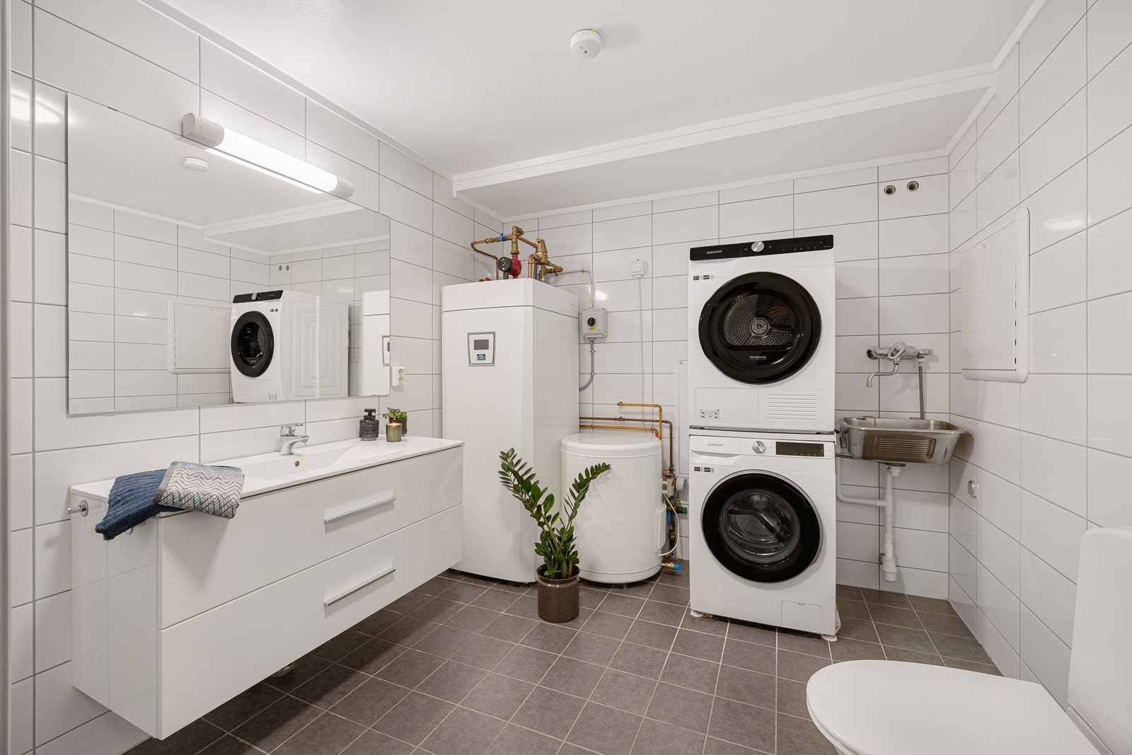 Badet nede er meget romslig og utstyrt med utslagsvask og opplegg for vaskemaskin. Galleribilde