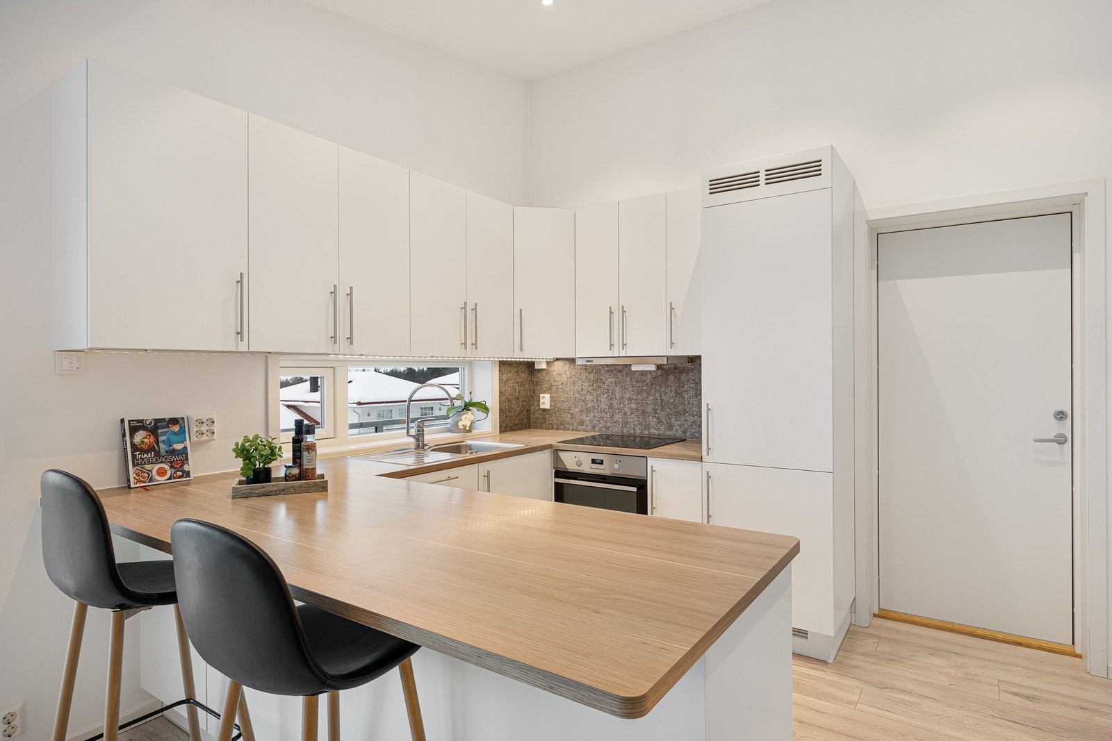 På kjøkkenet er plassen godt utnyttet med innredningen montert i en praktisk u-form. Galleribilde