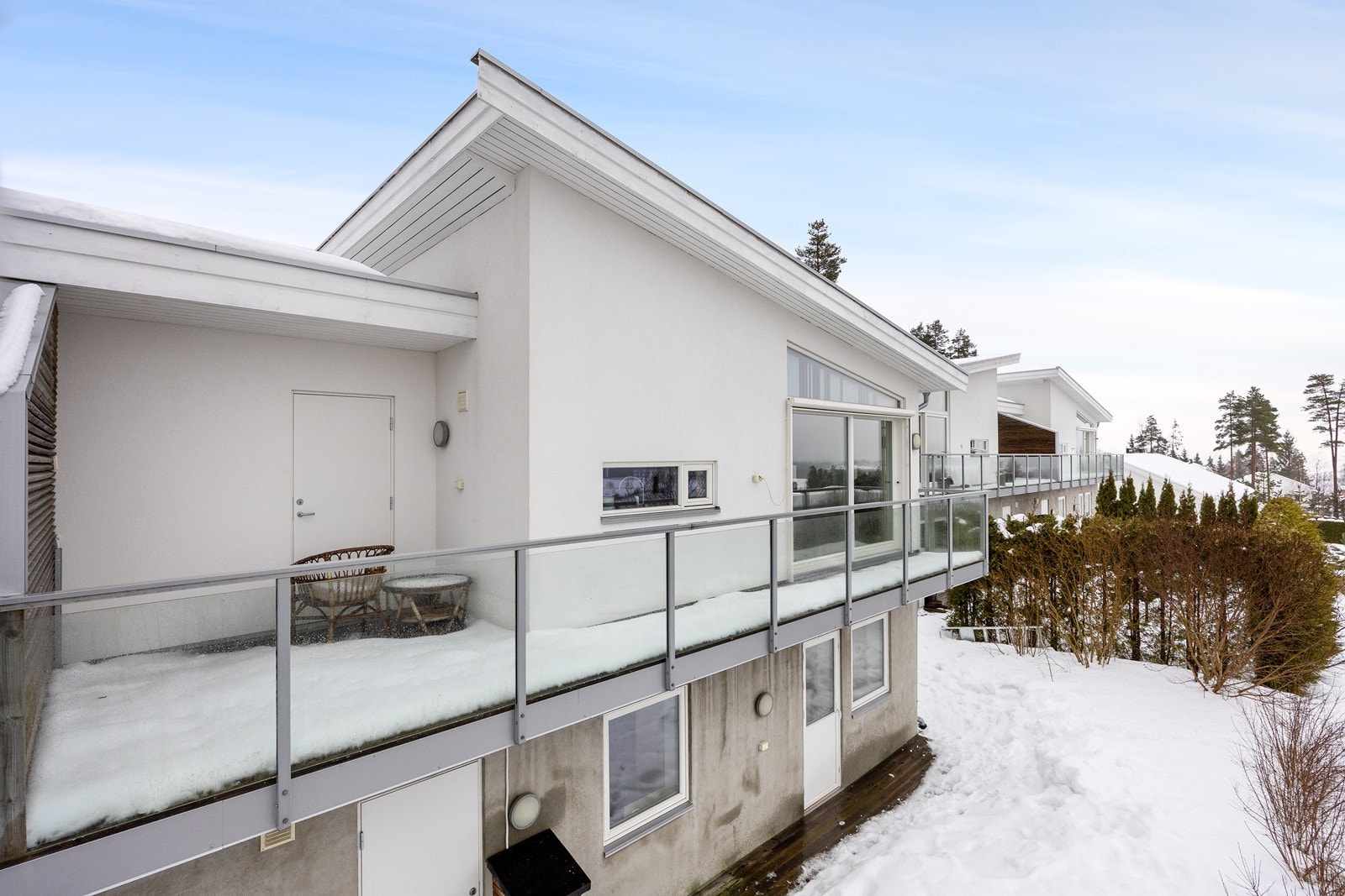 Eiendommen har barnevennlig og naturskjønn beliggenhet. Fra stuen og slusen ved garasjen er det utgang til en solrik balkong. Galleribilde