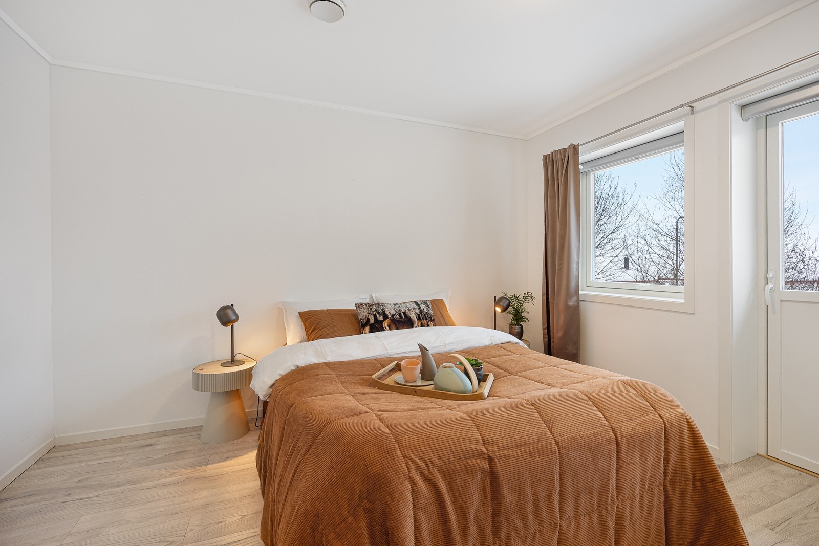 Eneboligen har tre smakfulle soverom - beliggende sammen i underetasjen. Fra hovedsoverommet er det utgang til hagen. Galleribilde