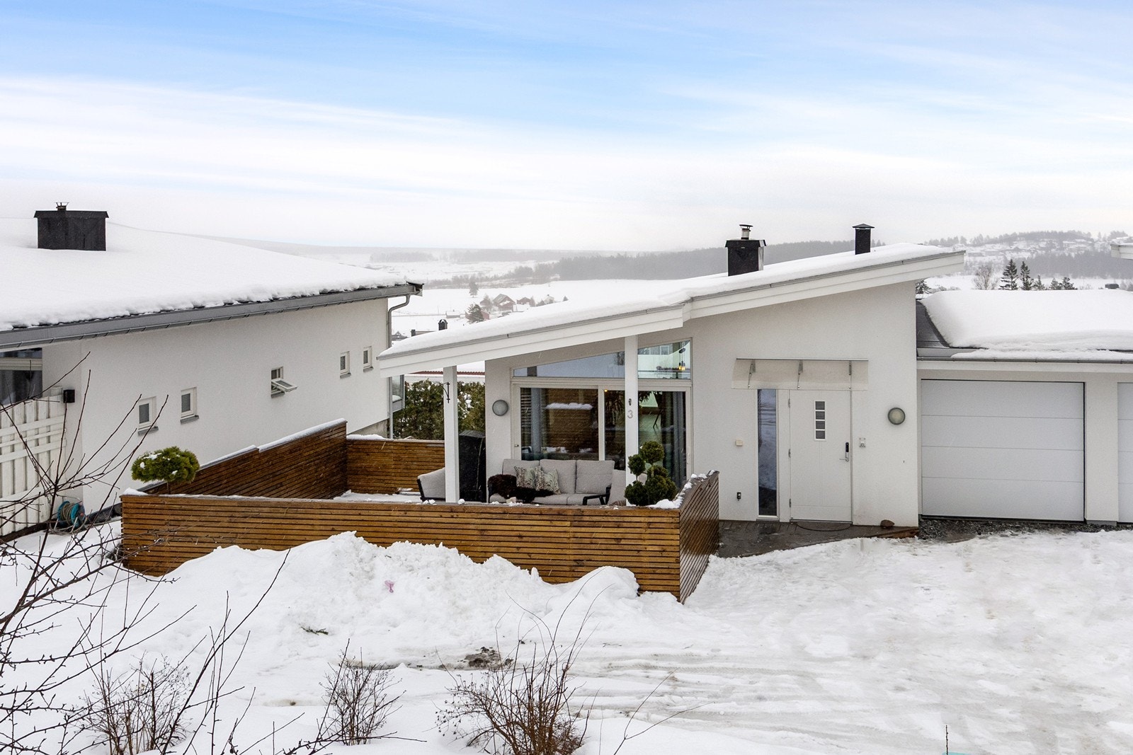Tomten ligger høyt til og har god utsikt til de nærliggende områdene. Ved inngangspartiet er det etablert en fin terrasse. Galleribilde