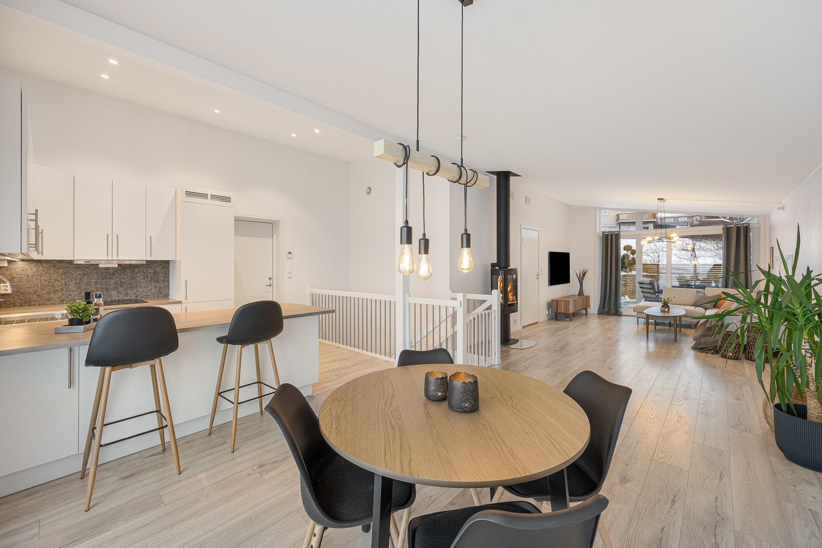 Stuen har en lun atmosfære med både gulvvarme og peisovn. Galleribilde