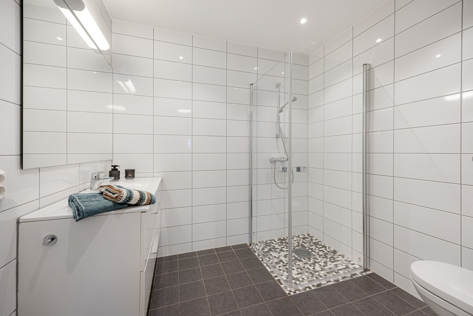 Boligen har helfisede bad i begge etasjer - hvorav dette ligger i første etasje. Galleribilde