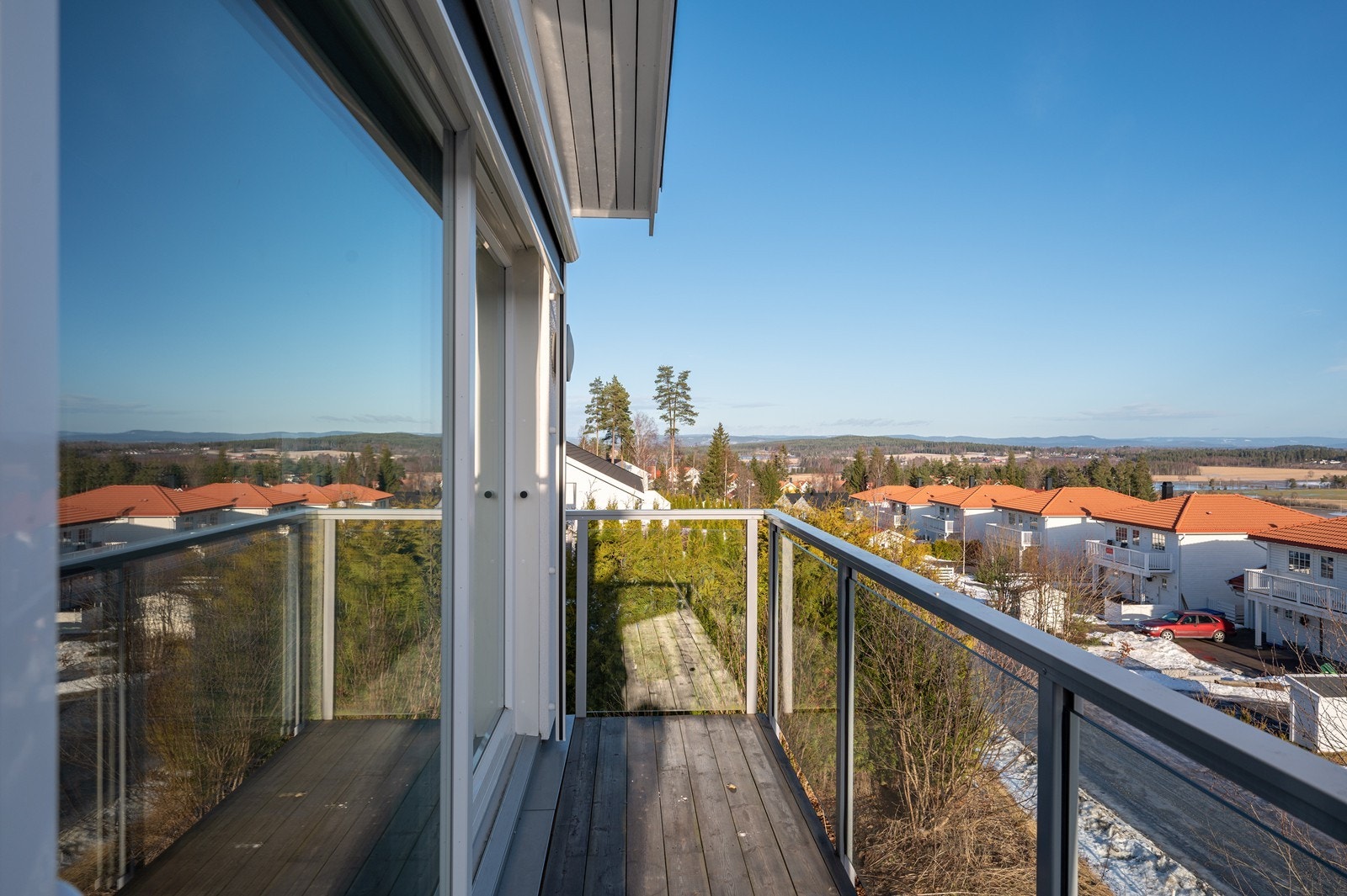 Flott utsikt mot nærområdet fra terrassen. Galleribilde