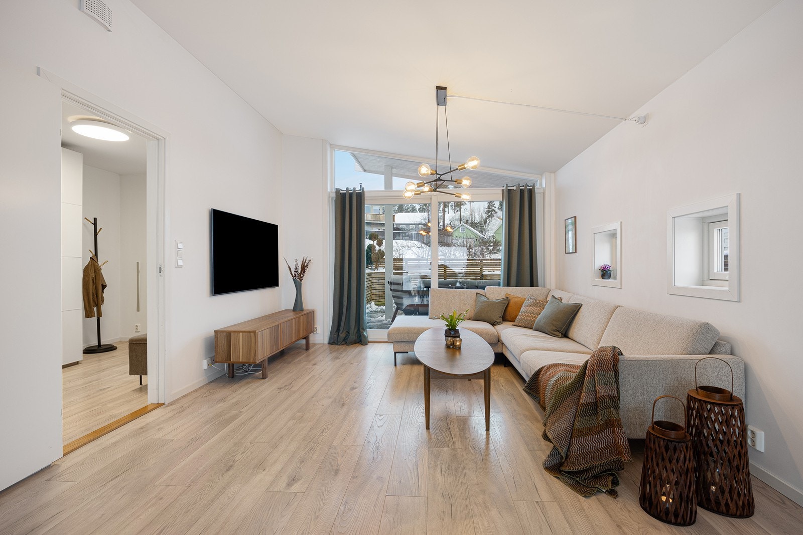 Stuen har skråhimling med ekstra takhøyde hvilket bidrar til en luftigere atmosfære. Galleribilde