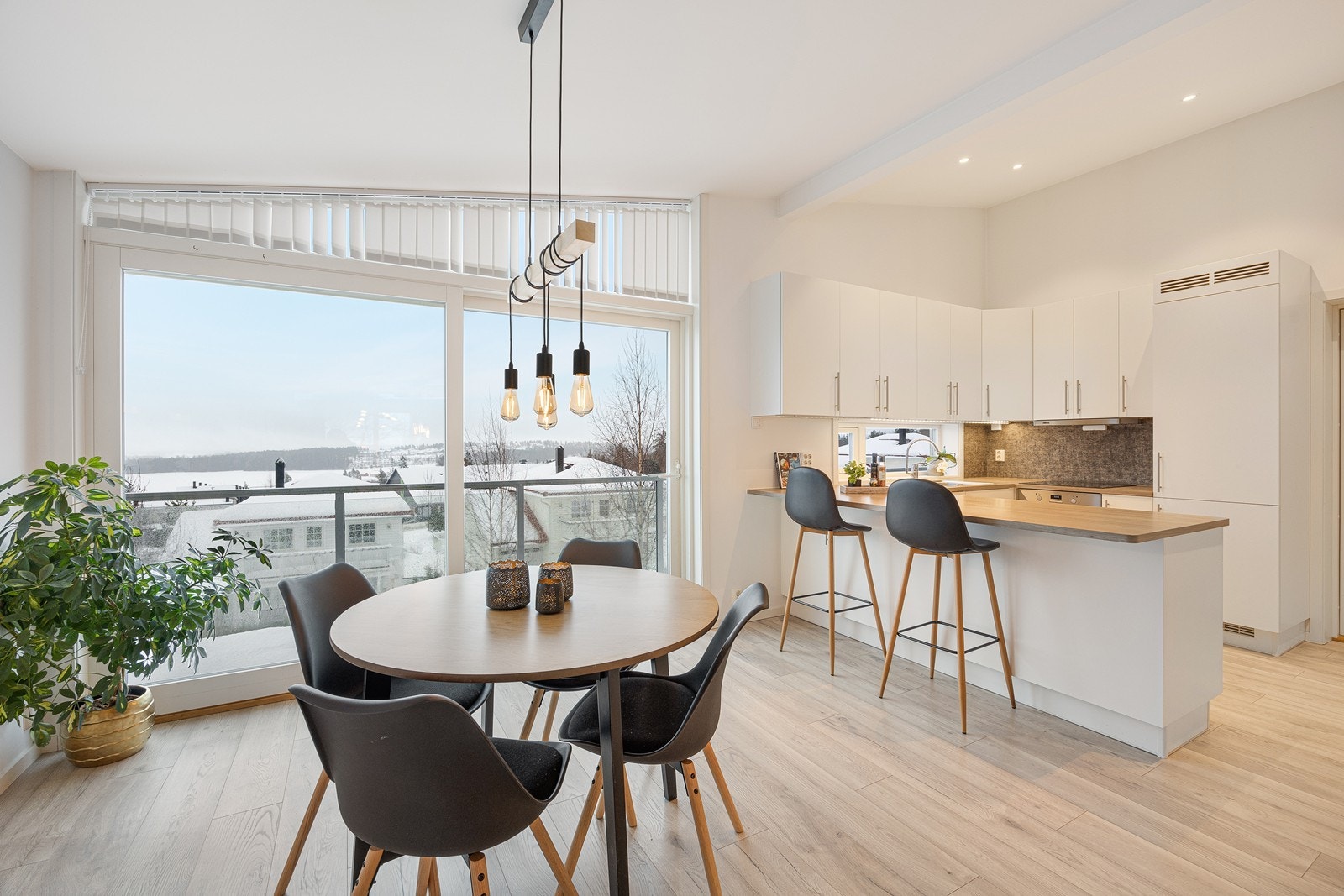 I tillegg til rikelig med dagslys, ivaretar de store vindusflatene den flotte utsikten. Galleribilde