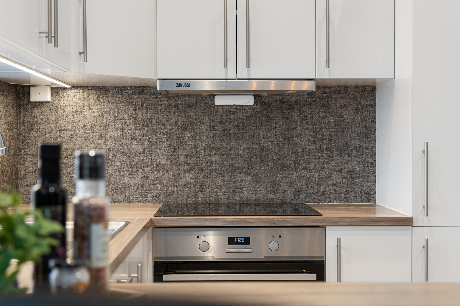 Av hvitevarer har kjøkkenet integrert induksjonstopp, stekeovn, oppvaskmaskin og kombinert kjøl/frys. Galleribilde