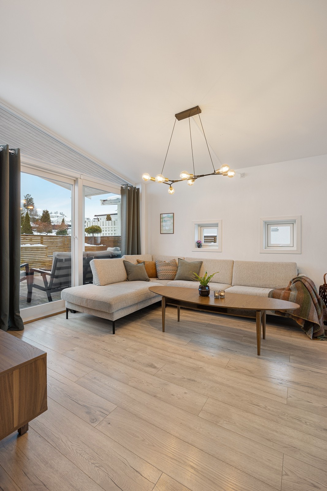 Vindusflater i flere himmelretninger sørger for godt naturlig lysinnfall. Galleribilde