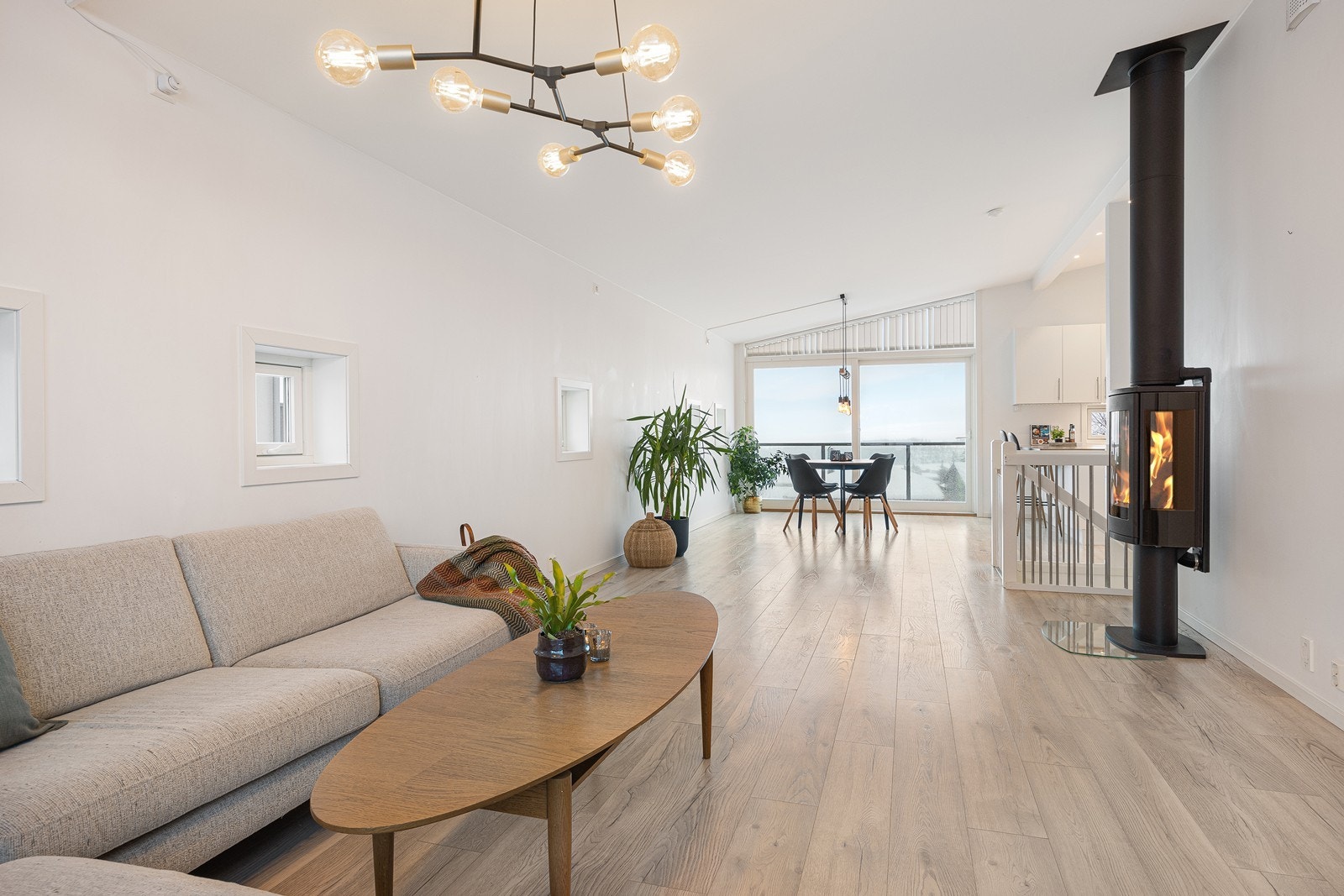 Stue og kjøkken utgjør et åpent og sosialt allrom. Galleribilde