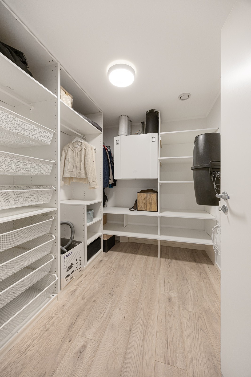 Boden i underetasjen er svært praktisk innredet som et walk-in closet med gode hylle, skuffe- og hengeløsninger. Galleribilde