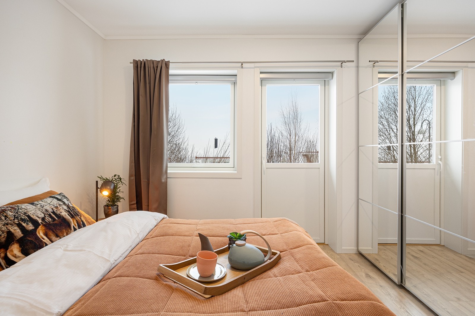 Hovedsoverommet har også en stor skyvedørsgarderobe med speilfronter. Galleribilde