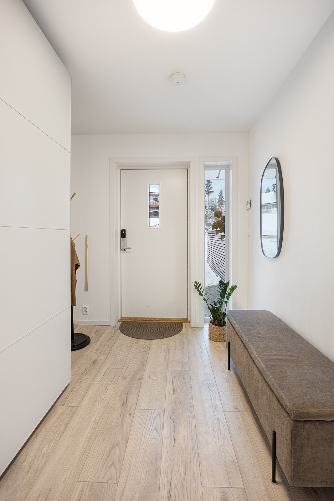 Entréen er lys og innbydende med 1-stavs laminat på gulvet og lysmalte veggflater. Det er vannbåren gulvvarme. Galleribilde