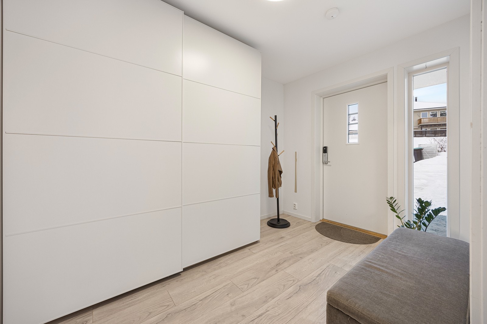En stor skyvedørsgarderobe sørger for oppbevaring av ytterklær og sko. Galleribilde