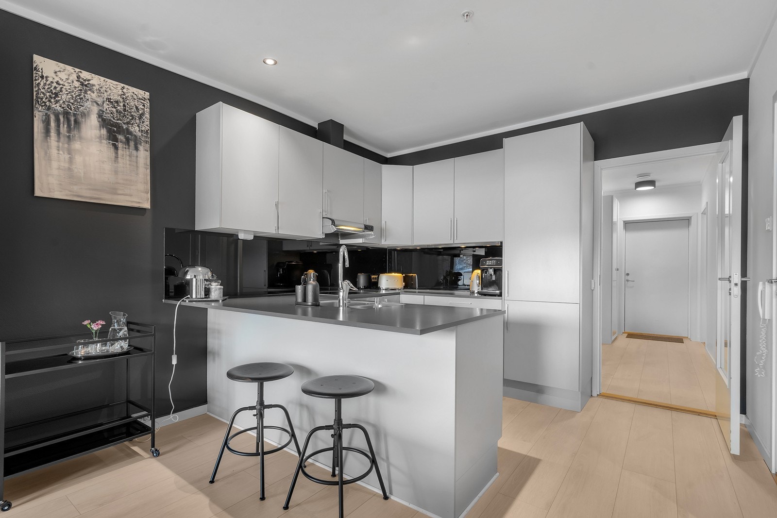 Rikelig med både skap og benkeplass Galleribilde