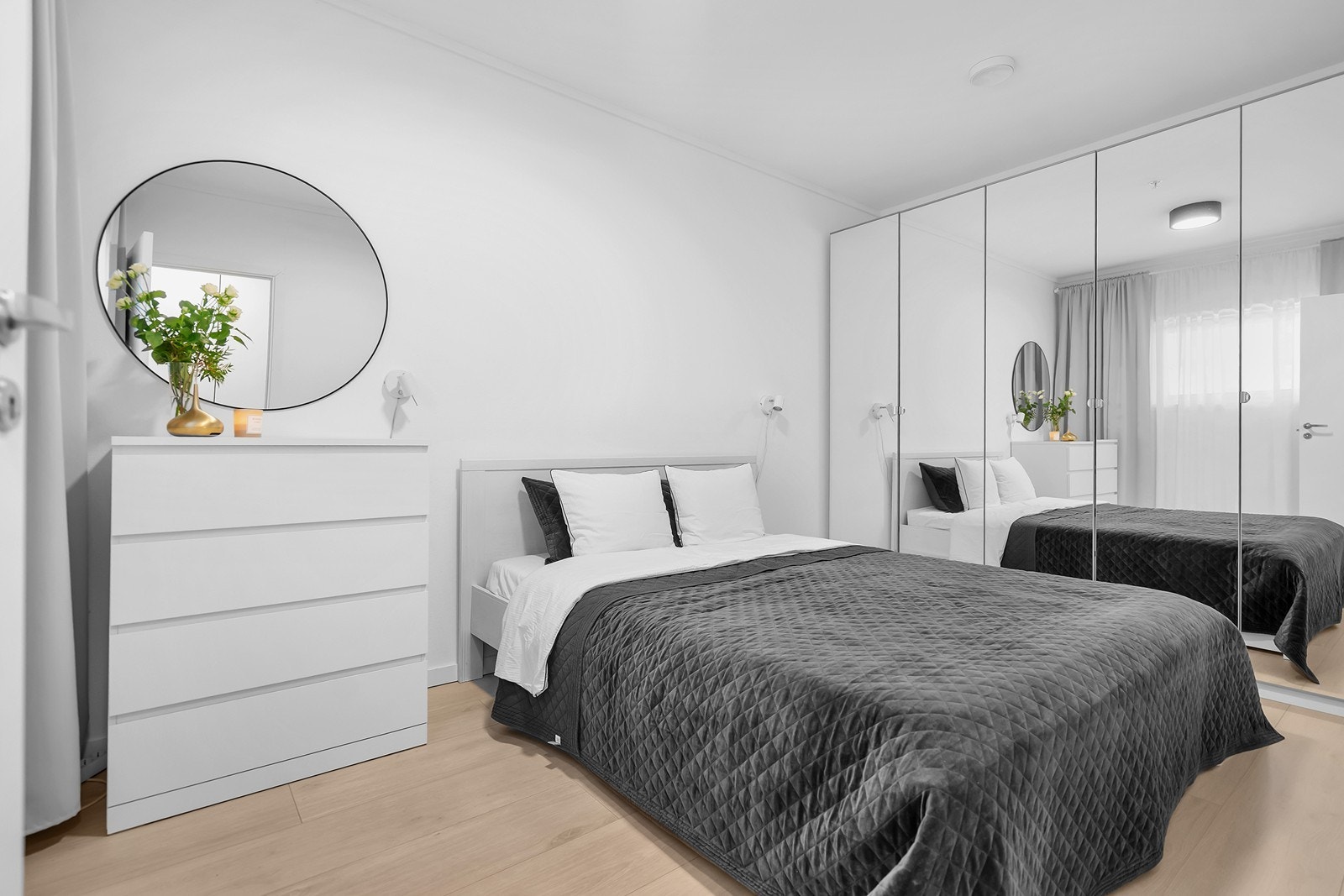 Hovedsoverom med garderobeskap Galleribilde