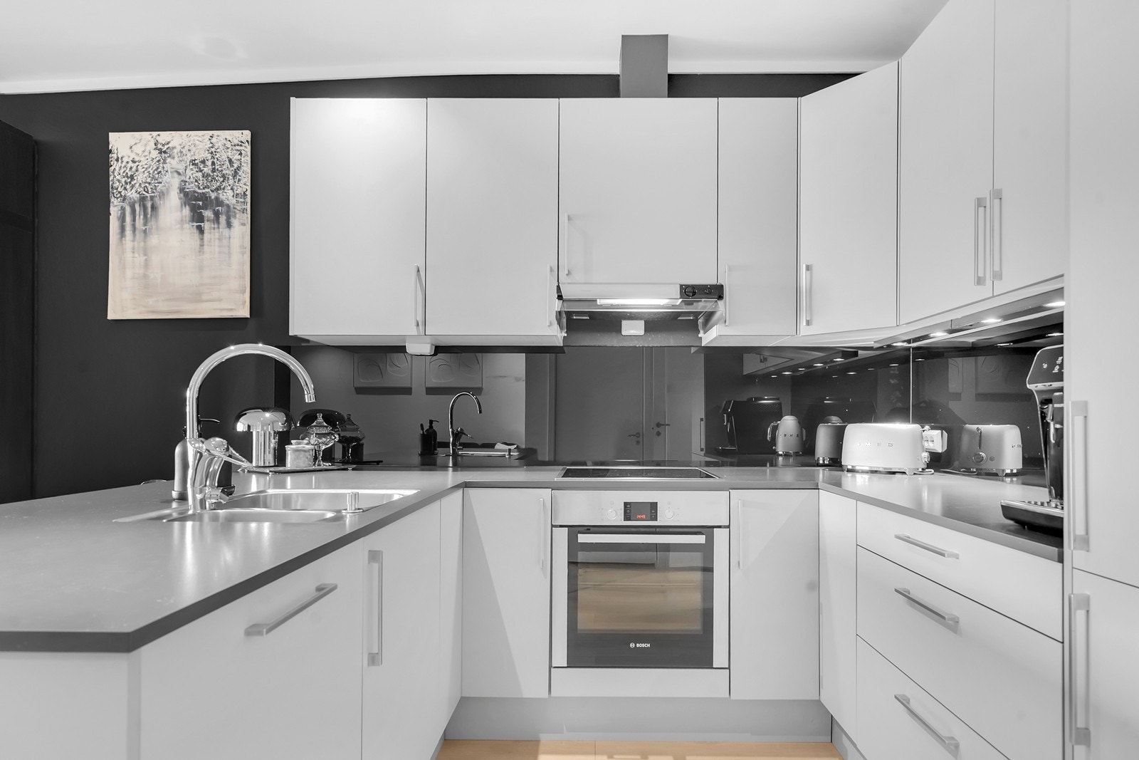 Pent kjøkken med integrerte hvitevarer Galleribilde