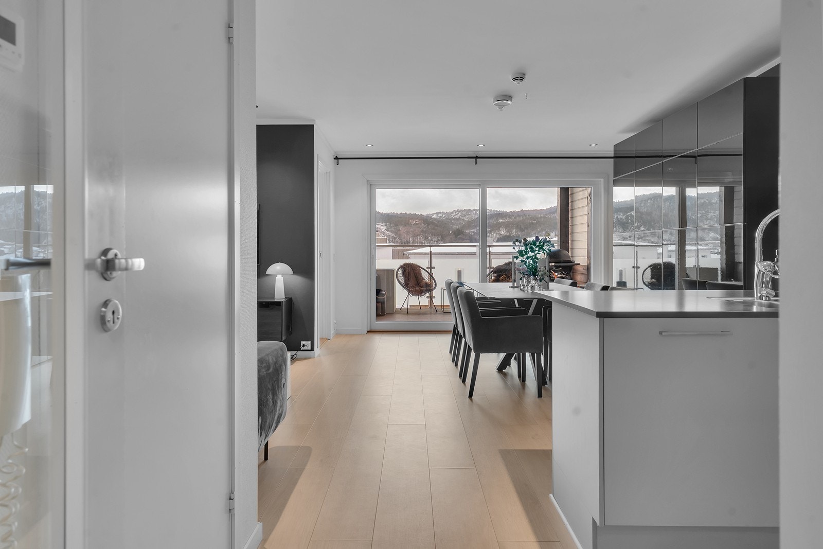 Lys og gjennomgående leilighet Galleribilde