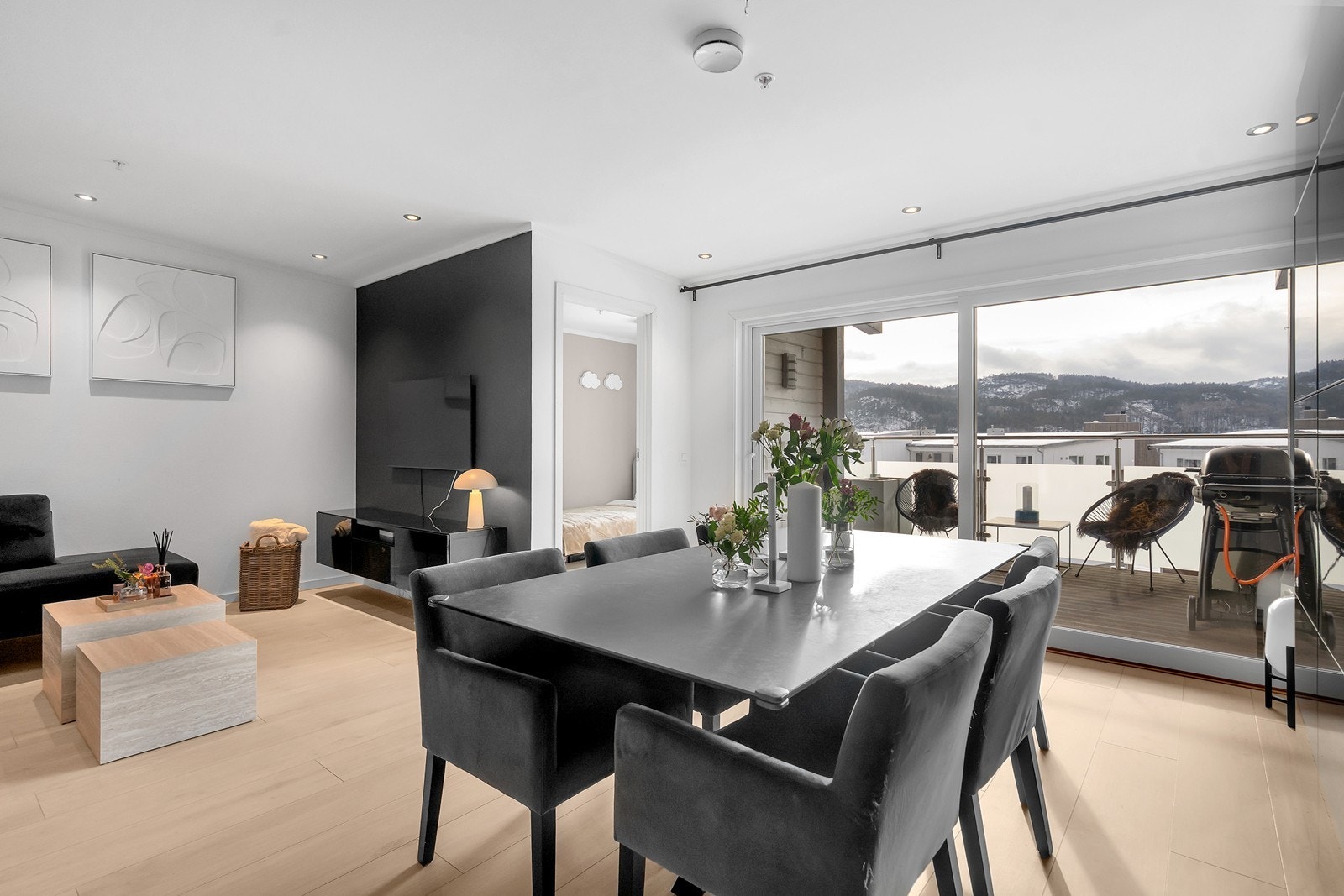 Lys og romslig stue med utgang til balkong på ca. 10 kvm. Galleribilde