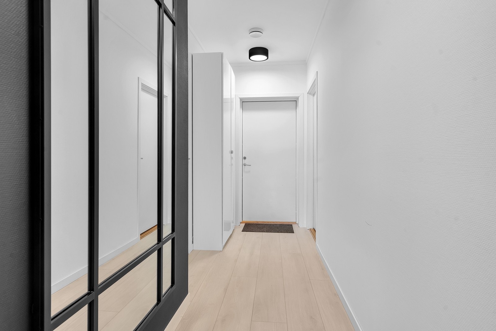 Garderobeskap montert i entré/gang Galleribilde