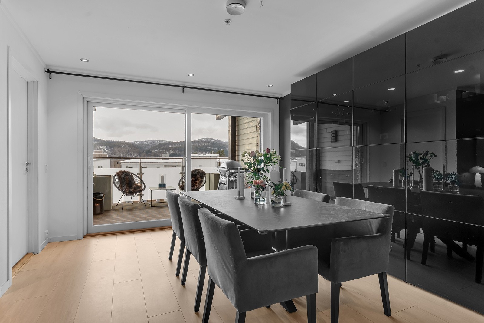 God plass til stort spisebord Galleribilde