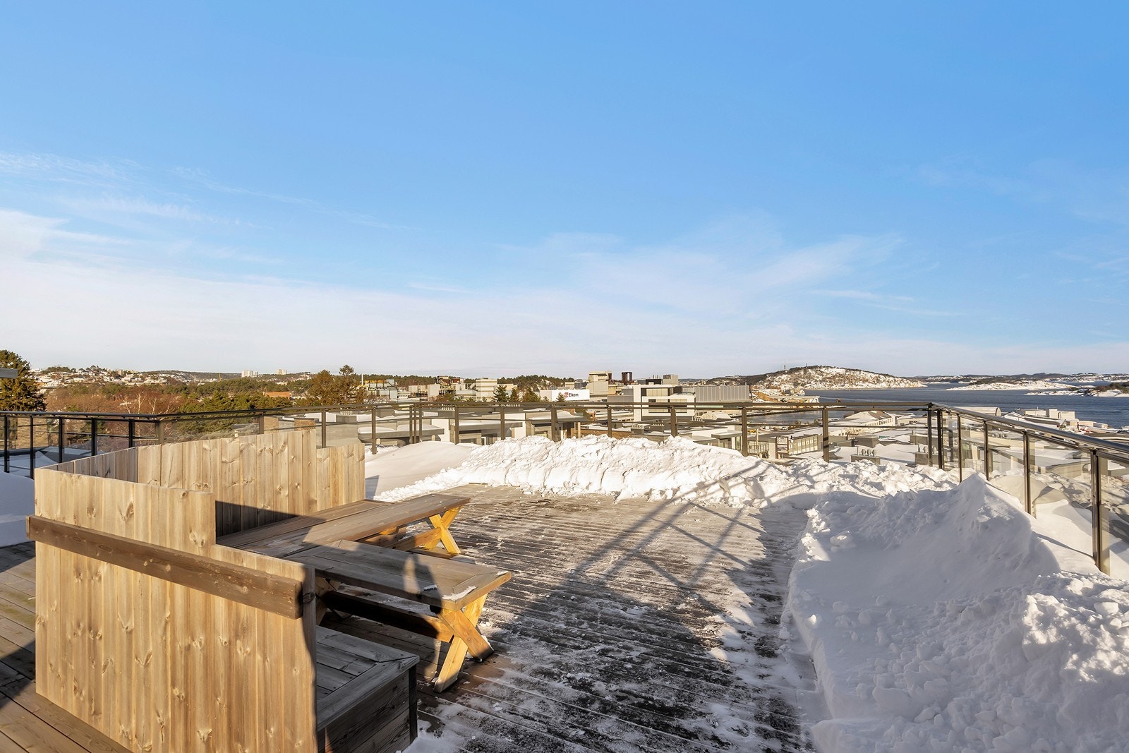 Stor felles takterrasse som kan benyttes med nydelig sjøutsikt. Galleribilde