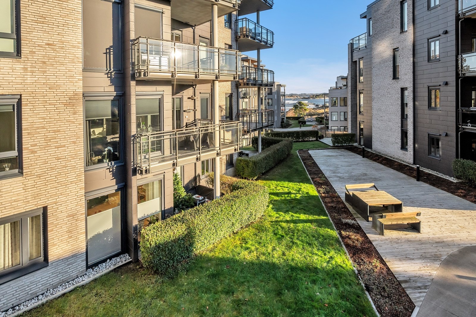 AMFI Vågsbygd ligger 800 meter unna leiligheten og tilbyr et rikt utvalg butikker, kafeer m.m. Kvadraturen ligger knappe 4,5 km unna. Galleribilde