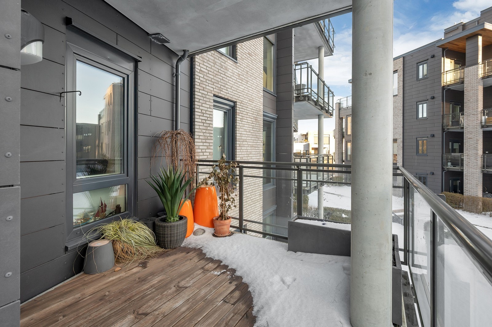 Romslig balkong med sjøgløtt og gode solforhold. Galleribilde