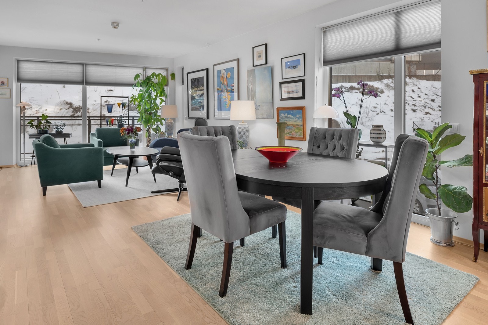 3-roms leilighet med balkong, sjøgløtt og fast parkeringsplass i lukket garasjeanlegg. Galleribilde