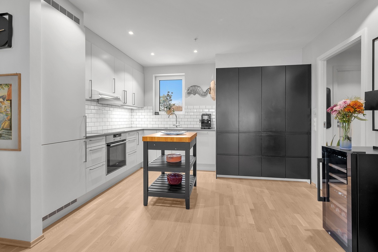 Åpen stue-/ kjøkkenløsning skaper en sosial atmosfære. Galleribilde