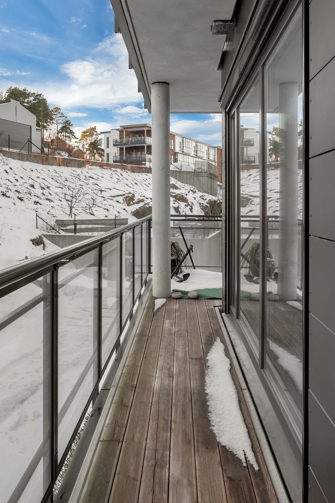 Balkongen går langs 2 husvegger som gir gode muligheter for flere sittegrupper. Galleribilde