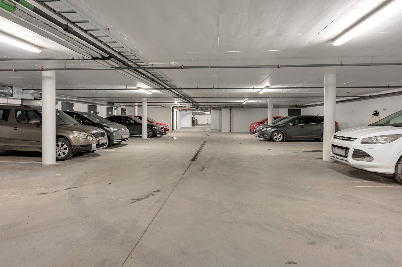 Det følger med parkeringsplass med El-lader i lukket garasjeanlegg og bod i kjeller. Det er heis i bygget. Galleribilde